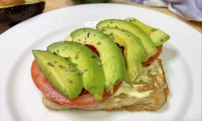 pan keto en sarten con aguacate y tomate